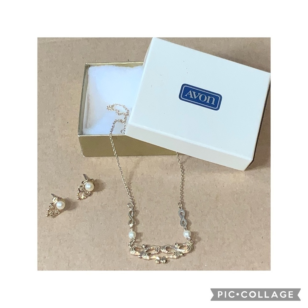 Avon Vintage Gold & Pearls 14” Necklace 1/2” Pearl & Gold Post Earrings In Box